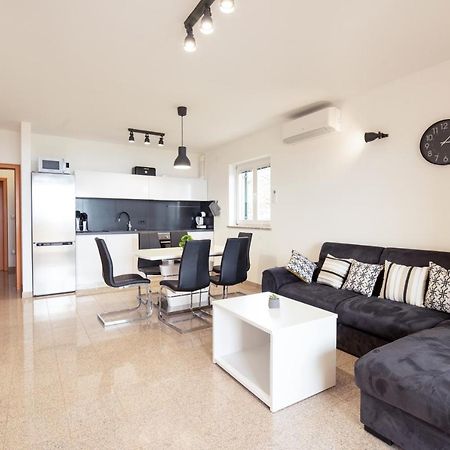 Seaview Apartment Lea Icici Bagian luar foto